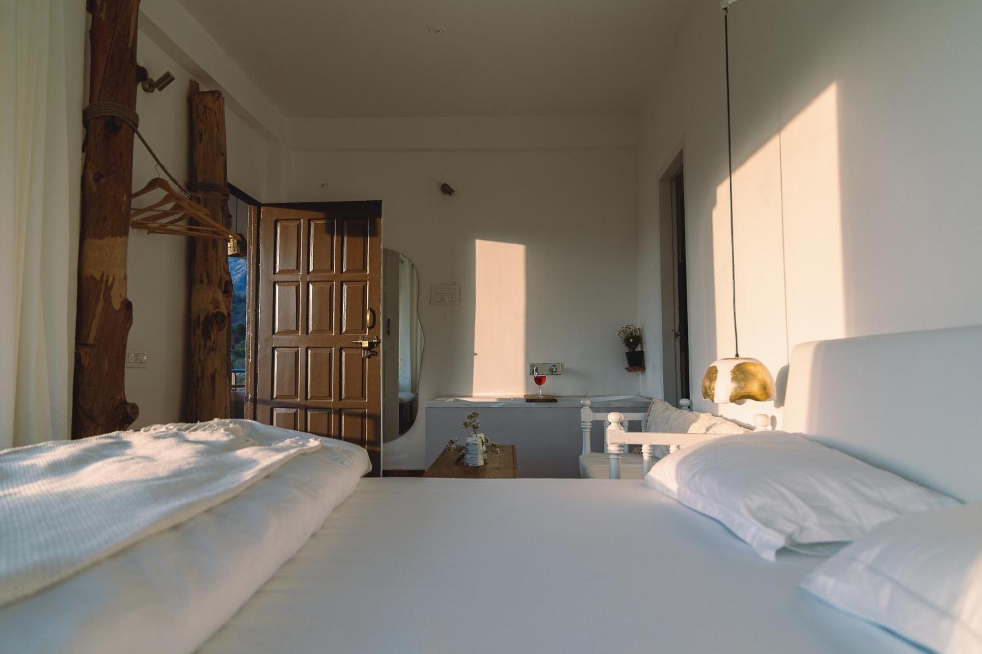 Exstasy Stays - Bathtub Rooms & Cafe - Your Romantic & Cozy Getaway - Thhpsociety - 穆克缇斯瓦 外观 照片