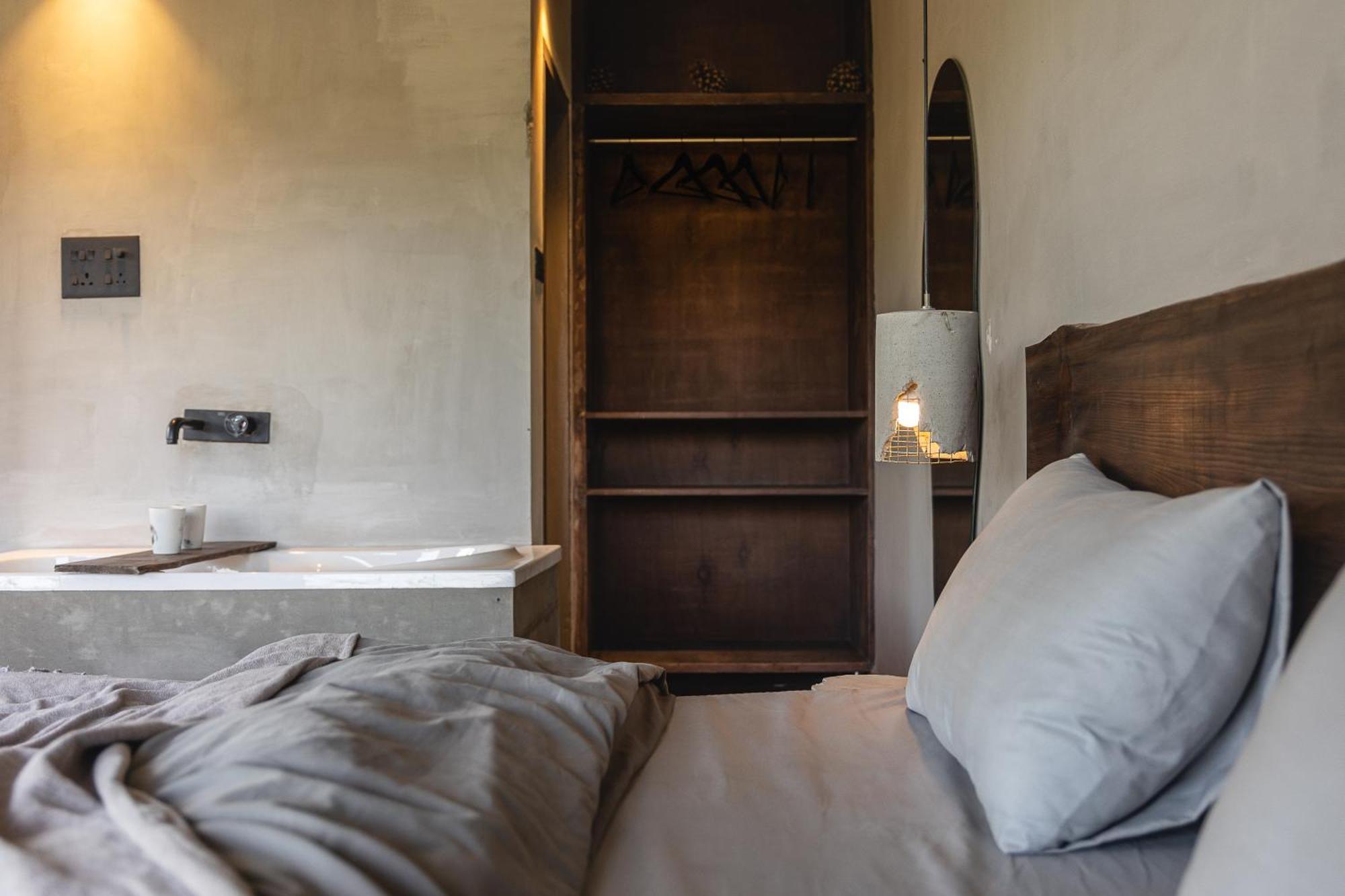 Exstasy Stays - Bathtub Rooms & Cafe - Your Romantic & Cozy Getaway - Thhpsociety - 穆克缇斯瓦 外观 照片