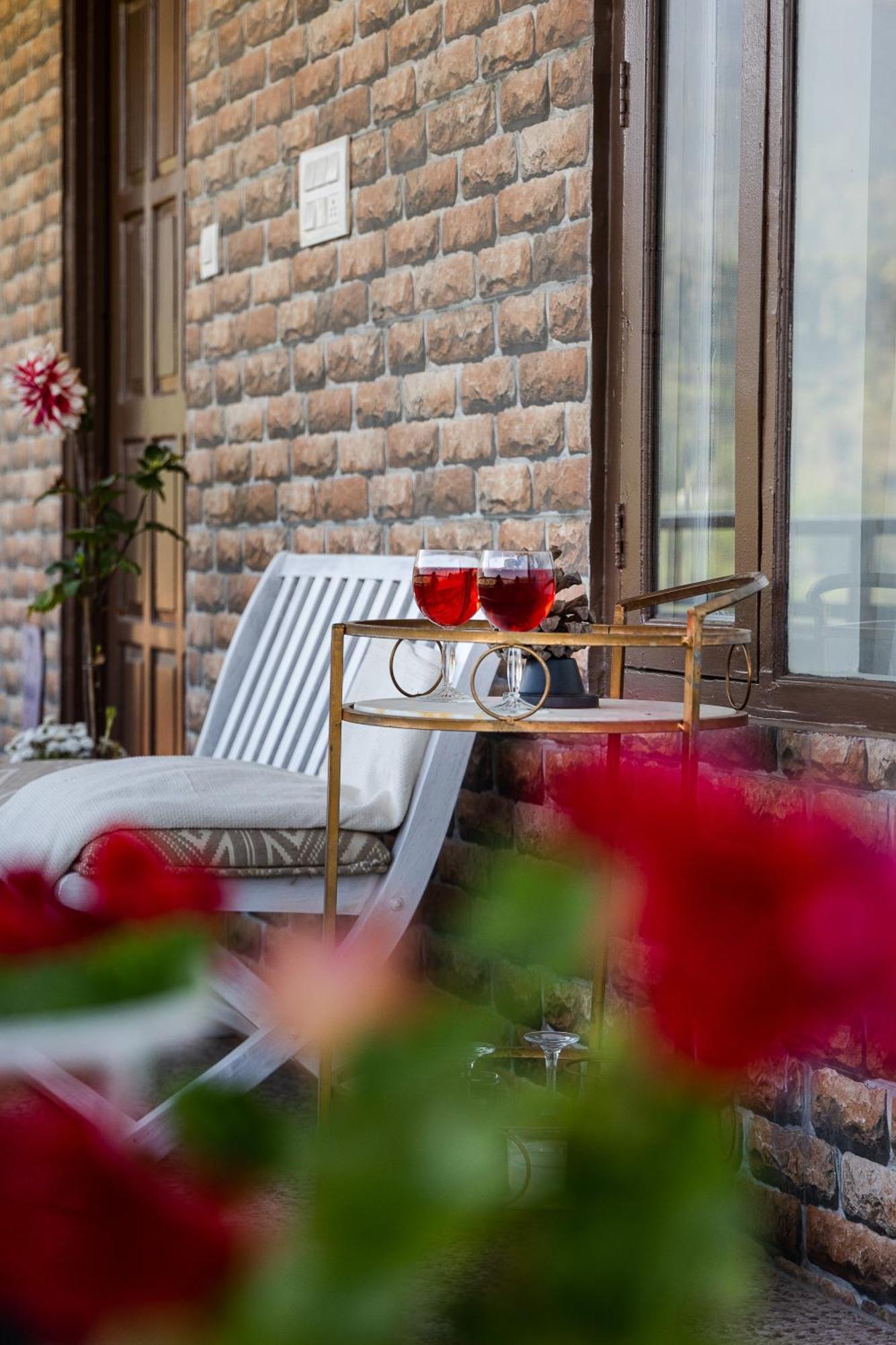 Exstasy Stays - Bathtub Rooms & Cafe - Your Romantic & Cozy Getaway - Thhpsociety - 穆克缇斯瓦 外观 照片