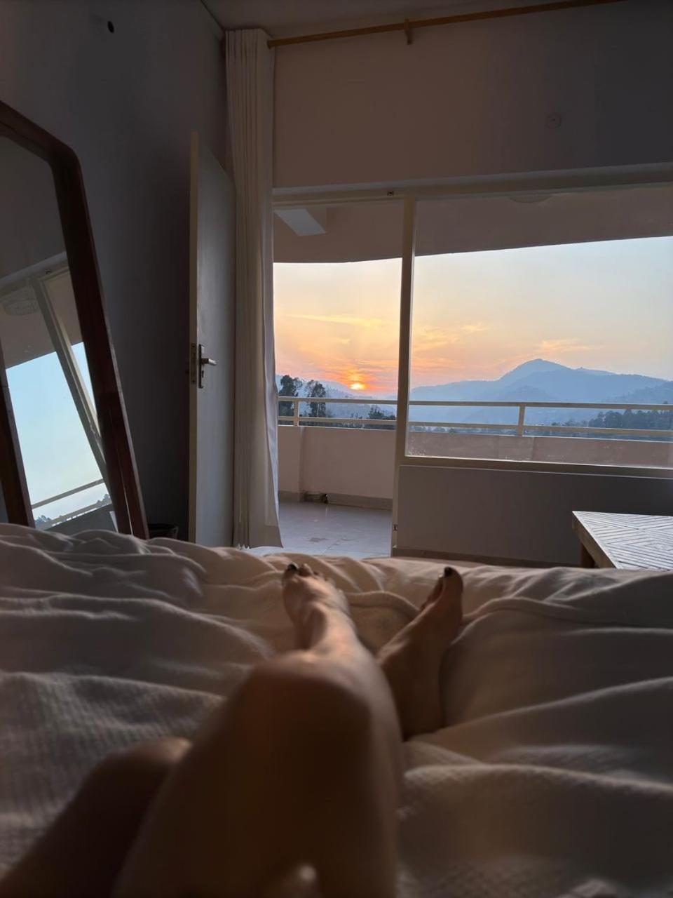 Exstasy Stays - Bathtub Rooms & Cafe - Your Romantic & Cozy Getaway - Thhpsociety - 穆克缇斯瓦 外观 照片